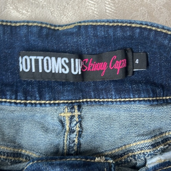 Bottoms Up Skinny Capri Jeans - Picture 5 of 9